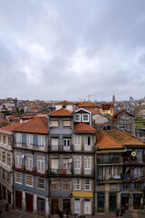 Imagen de las peculiares casas de la ciudad de Oporto con los azulejos de colores en sus fachadas y sus tejados naranjas.