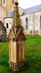Pinacle de l'ancienne collégiale romane catholique Saint Georges à Pithiviers dans le Loiret France - obrazy, fototapety, plakaty