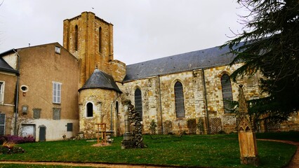 Fototapeta na wymiar Ancienne collégiale romane catholique Saint Georges à Pithiviers dans le Loiret France
