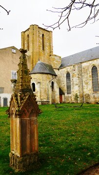 Pinacle de l'ancienne coll&eacute;giale romane catholique Saint Georges &agrave; Pithiviers dans le Loiret France