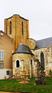 Ancienne coll&eacute;giale romane catholique Saint Georges &agrave; Pithiviers dans le Loiret France