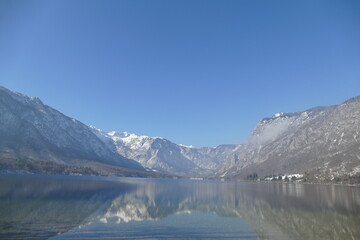 Soleado d&iacute;a de invierno en el lago Bohinj