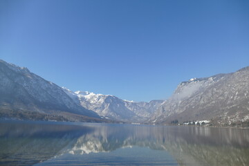 Soleado día de invierno en el lago Bohinj