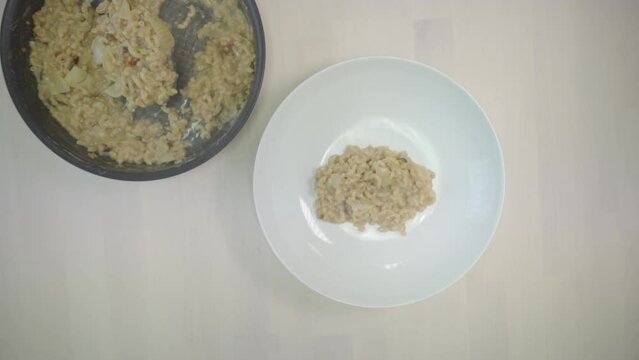 servir un plat de pates