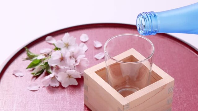桜の花見の宴　日本酒　冷酒　スローモーション　ハイスピードカメラ