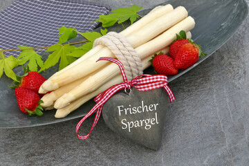 Frischer Spargel Spargel mit Erdbeeren. Herz mit der Inschrift frischer Spargel.