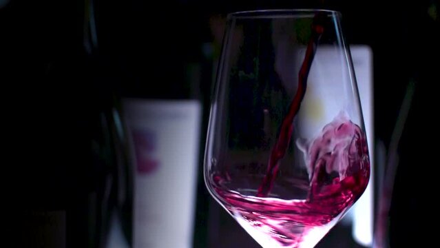 service de vin rouge au ralenti