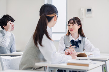教室でディベートをする高校生