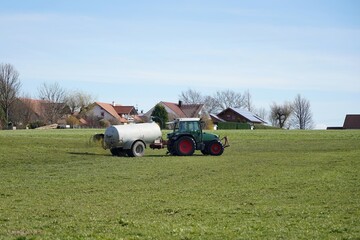Obraz premium Agricultural machine in the farm watering and fertilizing the land with liquid animal manure.