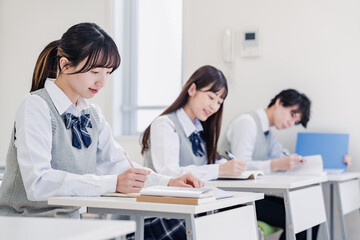 Fototapeta premium 集中してノートを取る高校生