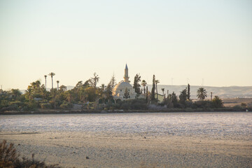 Obraz na płótnie Canvas Beautiful view of the Hala Sultan Tekke, in Larnaca on the island of Cyprus