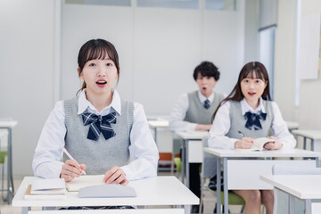 授業中に驚く高校生