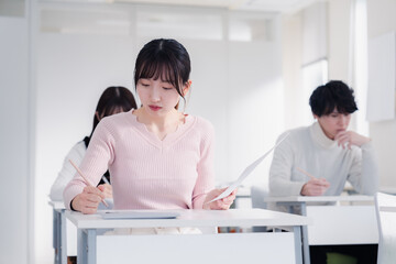 Obraz premium 試験を受ける私服の受験生