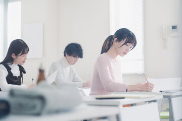 試験を受ける私服の受験生