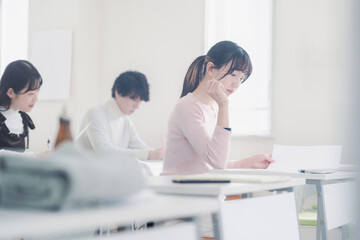 Obraz premium 試験を受ける私服の受験生