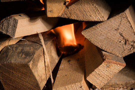 un bel fuoco che arde in una stufa, la vita in montagna