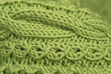 il tessuto di un bel maglione fatto a mano di colore verde