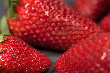 primo piano di frutti rossi, foto macro a lamponi mirtilli e fragole
