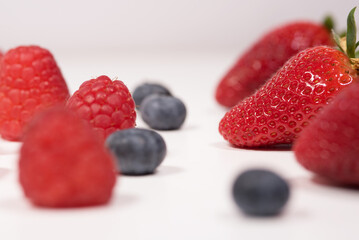primo piano di frutti rossi, foto macro a lamponi mirtilli e fragole