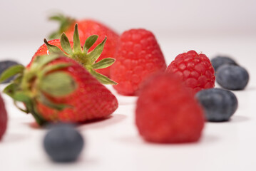 primo piano di frutti rossi, foto macro a lamponi mirtilli e fragole