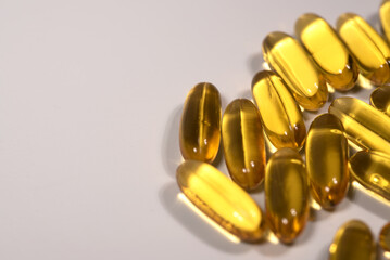 alcune pastiglie di omega 3, l'olio di pesce nella dieta