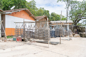 Jaulas de cr&iacute;a de ostras en las casas de la playa de Santo Antonio de Lisboa. Florian&oacute;polis, Santa Catarina, Brasil.
