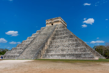 Fototapeta na wymiar Mayan pyramid of Kukulkan in Mexico, the ancient city of Chichen Itza