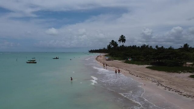 S&atilde;o Miguel dos Milagres Costa dos Corais Paisagem Praia Tropical Alagoas Brasil Mar Oceano Barcos Areia &Aacute;gua Coqueiros Litoral Turismo Viagem Viajar Natureza