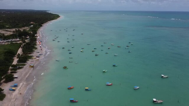 S&atilde;o Miguel dos Milagres Costa dos Corais Paisagem Praia Tropical Alagoas Brasil Mar Oceano Barcos Areia &Aacute;gua Coqueiros Litoral Turismo Viagem Viajar Natureza