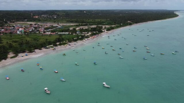 S&atilde;o Miguel dos Milagres Costa dos Corais Paisagem Praia Tropical Alagoas Brasil Mar Oceano Barcos Areia &Aacute;gua Coqueiros Litoral Turismo Viagem Viajar Natureza