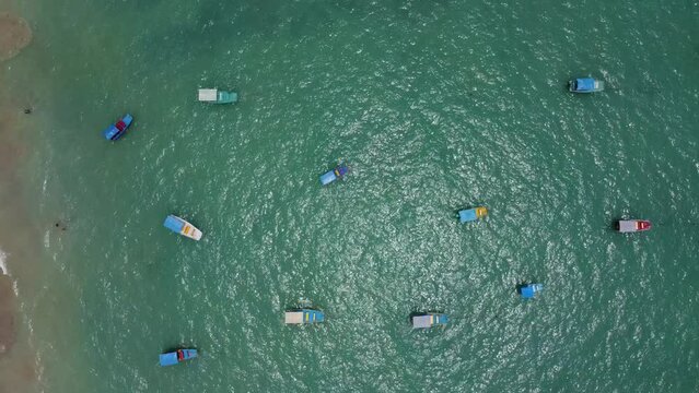 S&atilde;o Miguel dos Milagres Costa dos Corais Paisagem Praia Tropical Alagoas Brasil Mar Oceano Barcos Areia &Aacute;gua Coqueiros Litoral Turismo Viagem Viajar Natureza