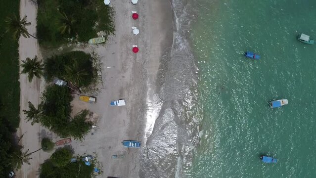 S&atilde;o Miguel dos Milagres Costa dos Corais Paisagem Praia Tropical Alagoas Brasil Mar Oceano Barcos Areia &Aacute;gua Coqueiros Litoral Turismo Viagem Viajar Natureza