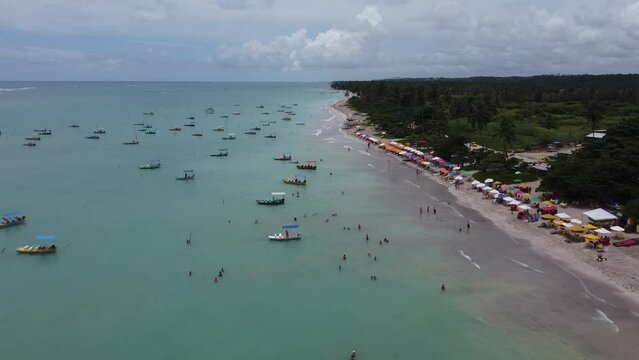 S&atilde;o Miguel dos Milagres Costa dos Corais Paisagem Praia Tropical Alagoas Brasil Mar Oceano Barcos Areia &Aacute;gua Coqueiros Litoral Turismo Viagem Viajar Natureza