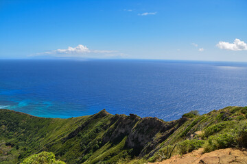 Fototapeta na wymiar Mountain views Honolulu Blue Sky 