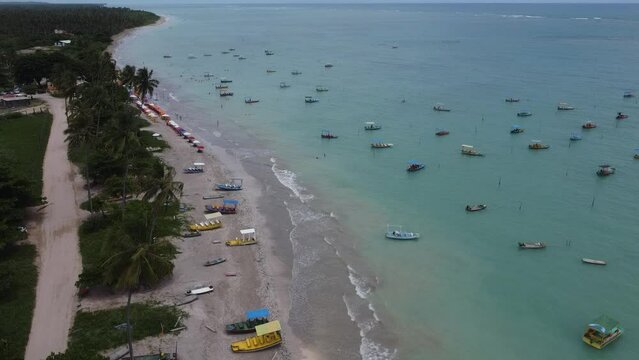 S&atilde;o Miguel dos Milagres Costa dos Corais Paisagem Praia Tropical Alagoas Brasil Mar Oceano Barcos Areia &Aacute;gua Coqueiros Litoral Turismo Viagem Viajar Natureza