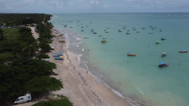 S&atilde;o Miguel dos Milagres Costa dos Corais Paisagem Praia Tropical Alagoas Brasil Mar Oceano Barcos Areia &Aacute;gua Coqueiros Litoral Turismo Viagem Viajar Natureza