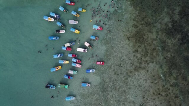 S&atilde;o Miguel dos Milagres Costa dos Corais Paisagem Praia Tropical Alagoas Brasil Mar Oceano Barcos Areia &Aacute;gua Coqueiros Litoral Turismo Viagem Viajar Natureza