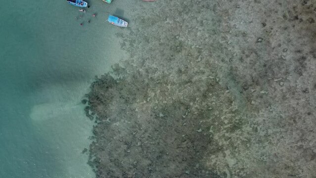 S&atilde;o Miguel dos Milagres Costa dos Corais Paisagem Praia Tropical Alagoas Brasil Mar Oceano Barcos Areia &Aacute;gua Coqueiros Litoral Turismo Viagem Viajar Natureza