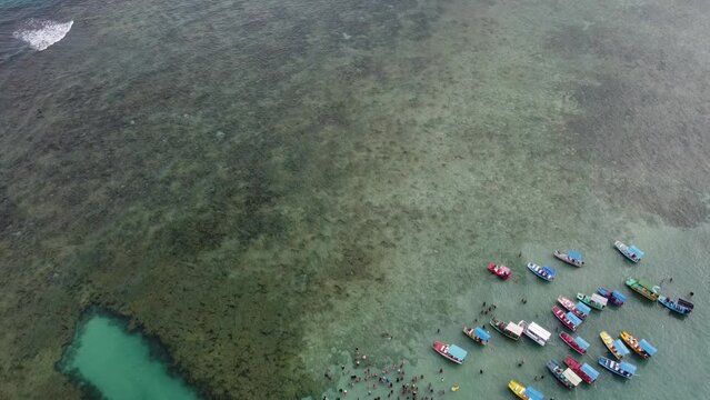 S&atilde;o Miguel dos Milagres Costa dos Corais Paisagem Praia Tropical Alagoas Brasil Mar Oceano Barcos Areia &Aacute;gua Coqueiros Litoral Turismo Viagem Viajar Natureza