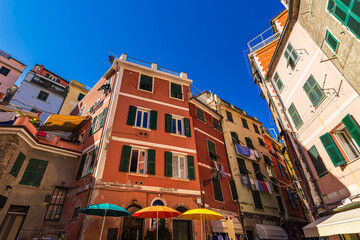Fototapeta na wymiar Bunte historische Gebäude in Vernazza an der Mittelmeerküste in Italien