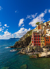 Blick auf Riomaggiore an der Mittelmeerküste in Italien