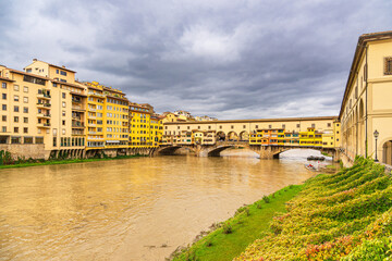 Fototapeta premium Blick auf die Brücke Ponte Vecchio in Florenz, Italien