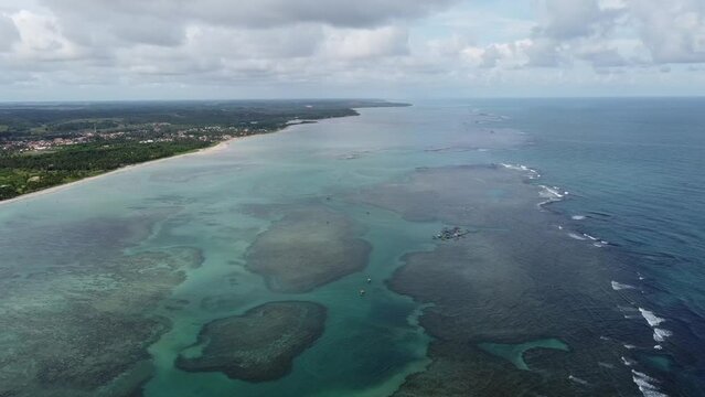 S&atilde;o Miguel dos Milagres Costa dos Corais Paisagem Praia Tropical Alagoas Brasil Mar Oceano Barcos Areia &Aacute;gua Coqueiros Litoral Turismo Viagem Viajar Natureza