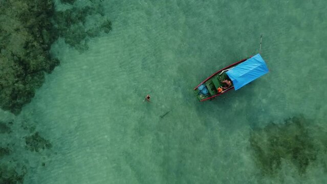 S&atilde;o Miguel dos Milagres Costa dos Corais Paisagem Praia Tropical Alagoas Brasil Mar Oceano Barcos Areia &Aacute;gua Coqueiros Litoral Turismo Viagem Viajar Natureza