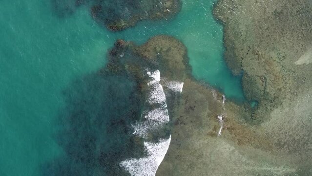 S&atilde;o Miguel dos Milagres Costa dos Corais Paisagem Praia Tropical Alagoas Brasil Mar Oceano Barcos Areia &Aacute;gua Coqueiros Litoral Turismo Viagem Viajar Natureza