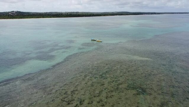S&atilde;o Miguel dos Milagres Costa dos Corais Paisagem Praia Tropical Alagoas Brasil Mar Oceano Barcos Areia &Aacute;gua Coqueiros Litoral Turismo Viagem Viajar Natureza