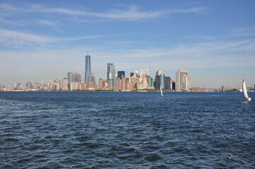 Obraz premium Beautiful shot of Manhattan skyscrapers against blue ocean in New York
