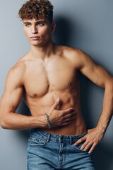Obraz premium man smile muscular young fitness torso handsome athletic studio attractive male