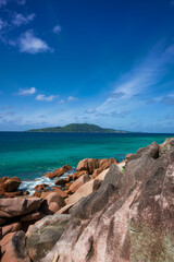 Amazing beach scene on La Digue - 586639332