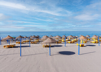 Sonnenschirme und Liegen am Strand von Torrox Costa